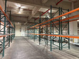 庫内でラック組立てを行いました。